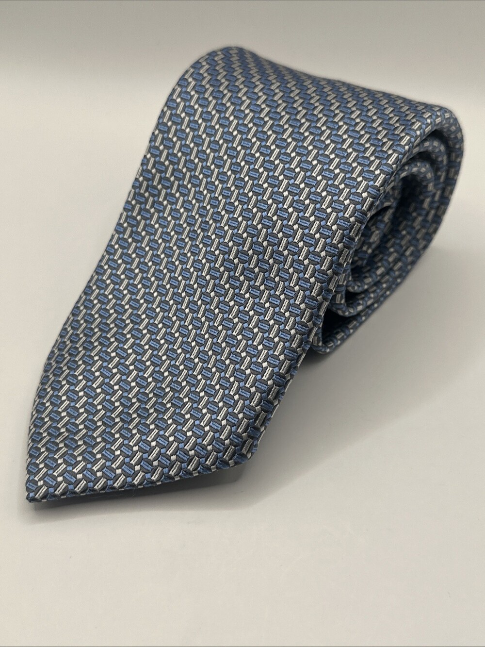NWT David Donahue Blue Geometric Necktie Tie Silk Italy USA Medallion Blue Woven - Picture 3 of 9